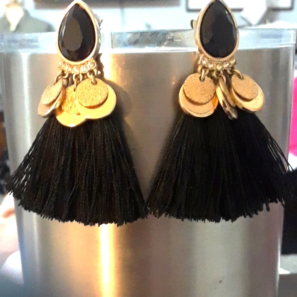 Jewelry - Black/gold tassel earrings
